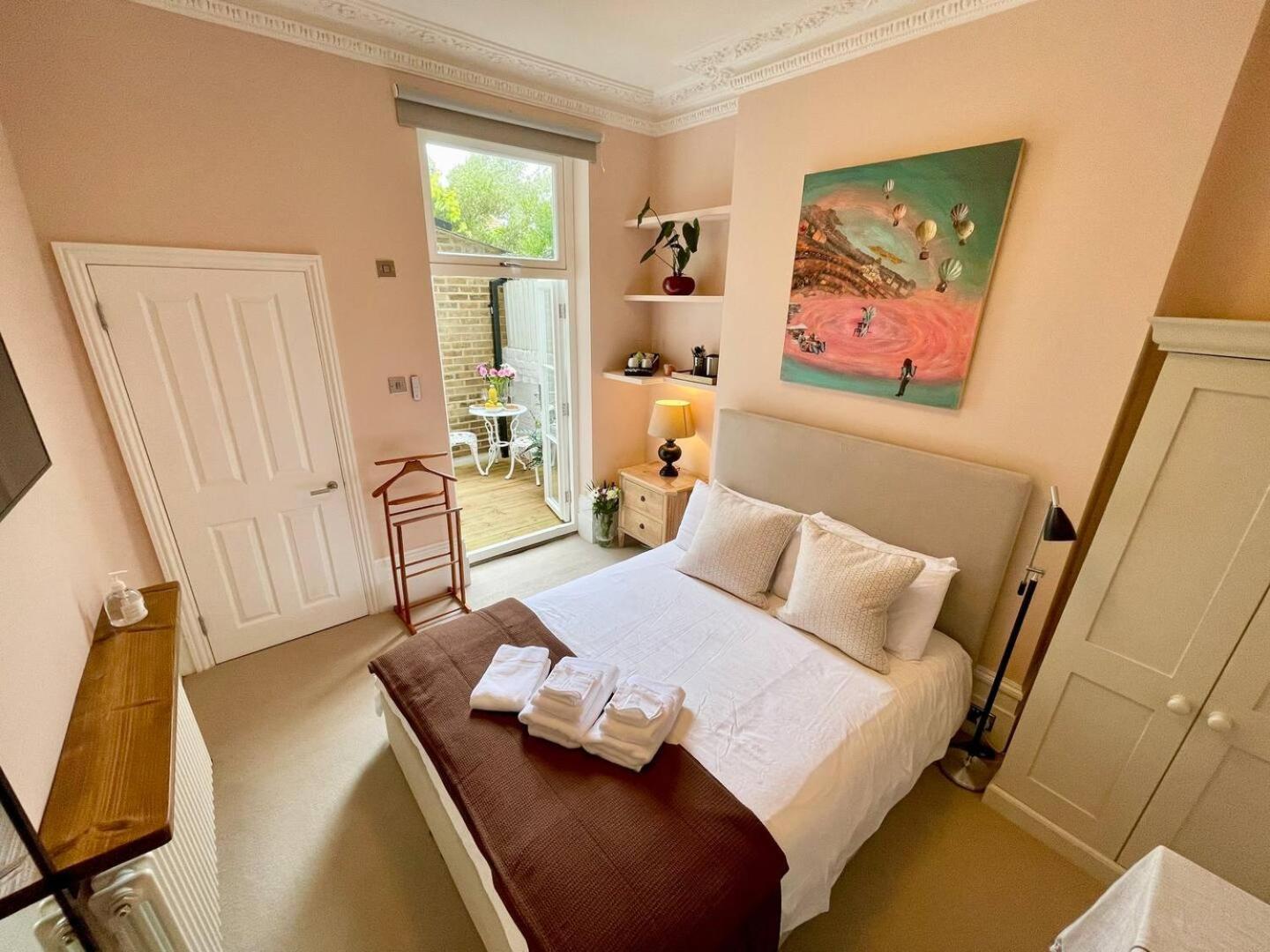 Luxury King-Bed Ensuite With Quiet Private Patio ロンドン エクステリア 写真