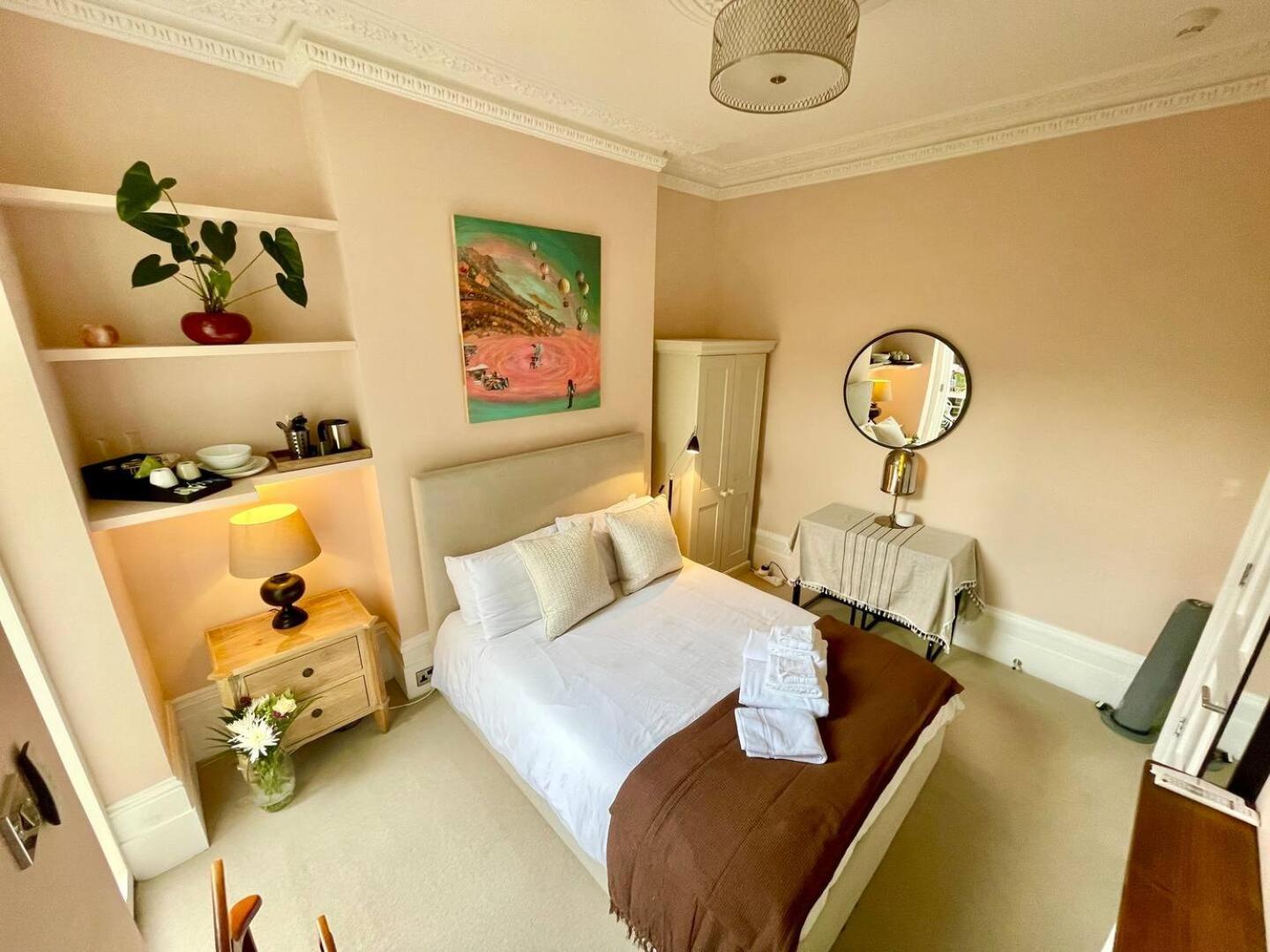 Luxury King-Bed Ensuite With Quiet Private Patio ロンドン エクステリア 写真