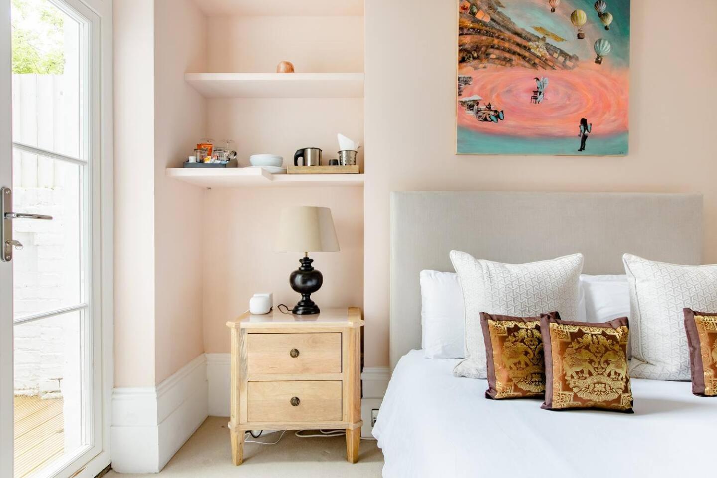 Luxury King-Bed Ensuite With Quiet Private Patio ロンドン エクステリア 写真
