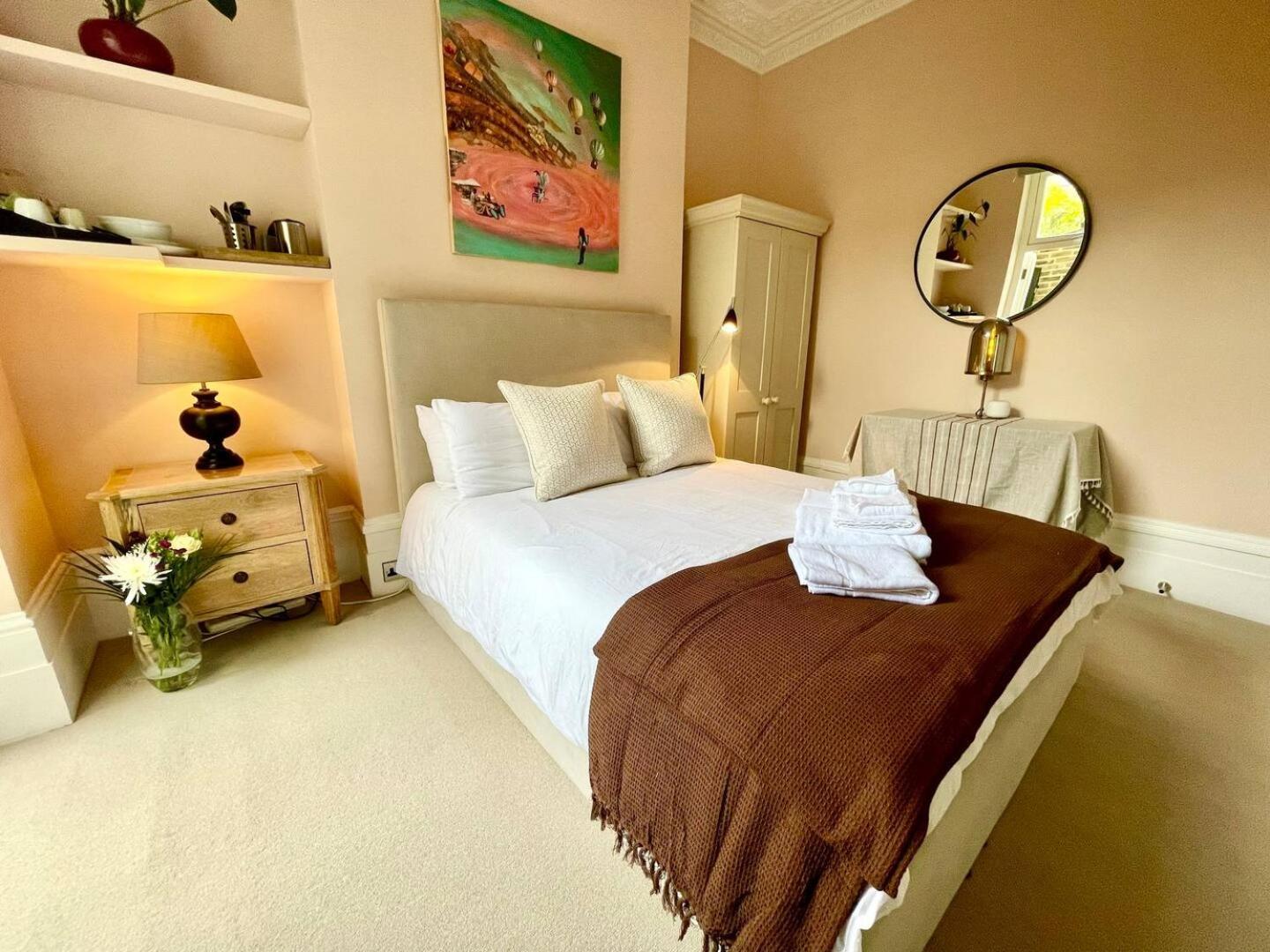 Luxury King-Bed Ensuite With Quiet Private Patio ロンドン エクステリア 写真