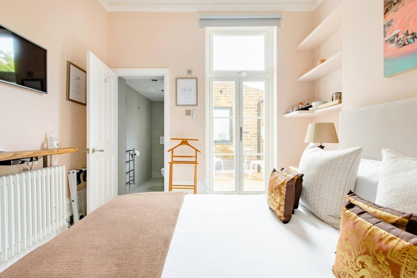 Luxury King-Bed Ensuite With Quiet Private Patio ロンドン エクステリア 写真
