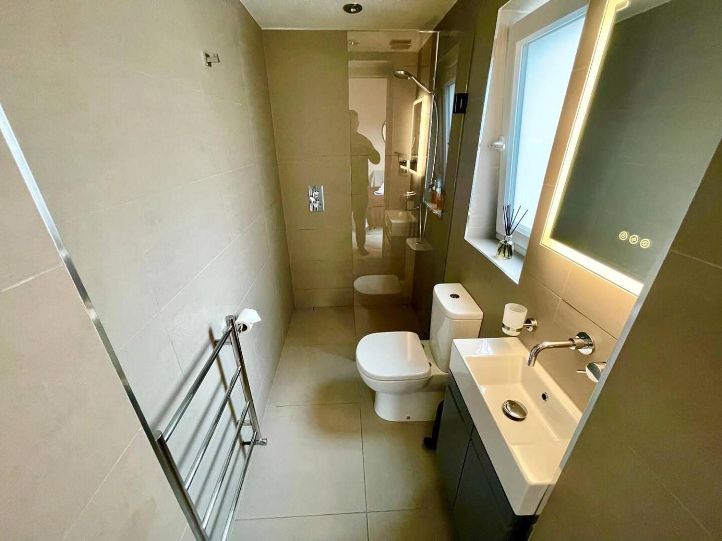 Luxury King-Bed Ensuite With Quiet Private Patio ロンドン エクステリア 写真