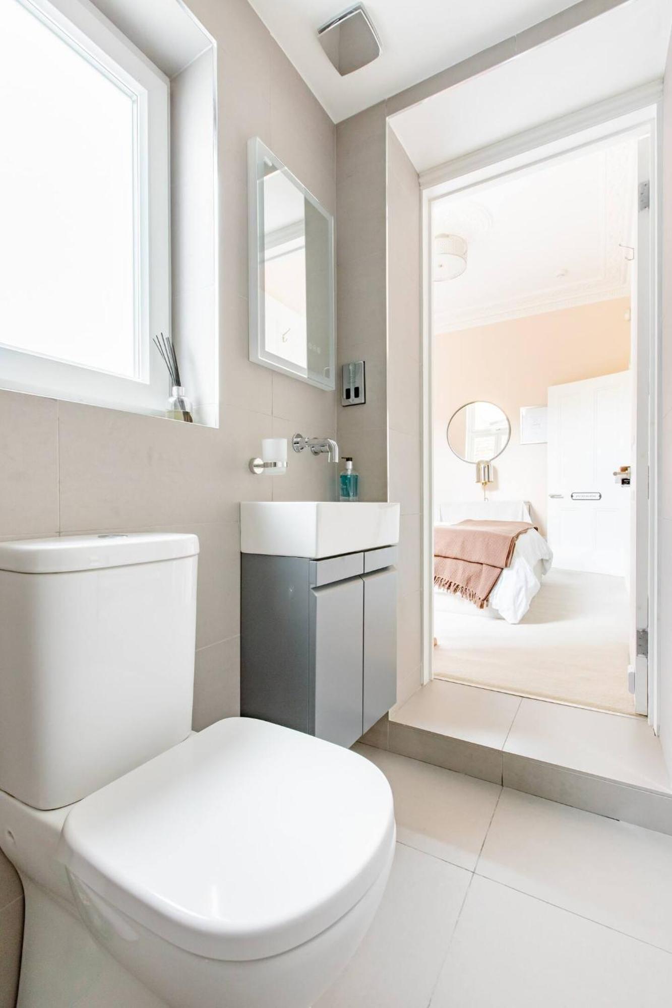 Luxury King-Bed Ensuite With Quiet Private Patio ロンドン エクステリア 写真