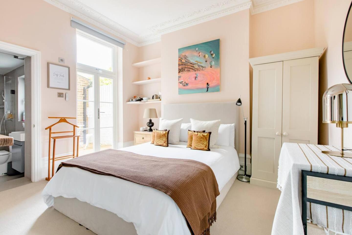 Luxury King-Bed Ensuite With Quiet Private Patio ロンドン エクステリア 写真