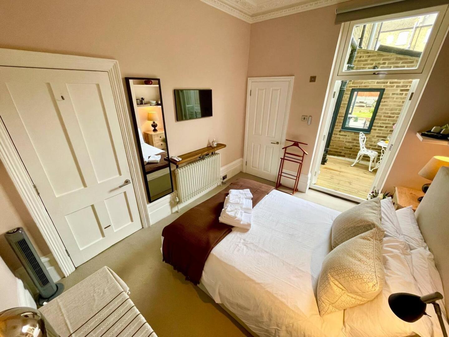 Luxury King-Bed Ensuite With Quiet Private Patio ロンドン エクステリア 写真