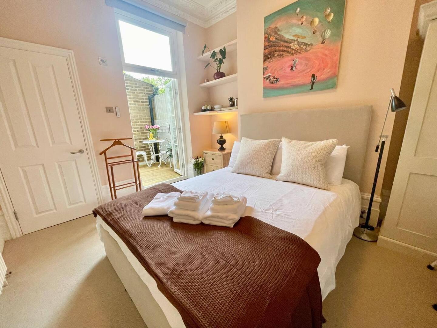 Luxury King-Bed Ensuite With Quiet Private Patio ロンドン エクステリア 写真