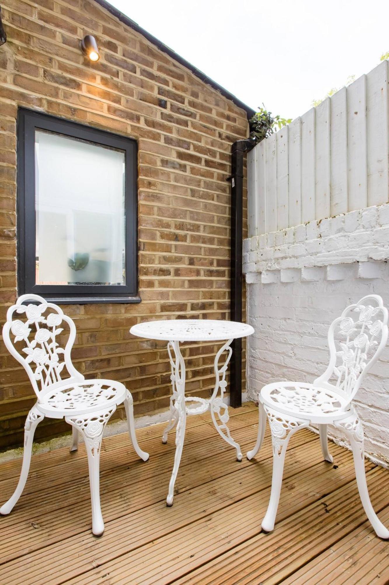 Luxury King-Bed Ensuite With Quiet Private Patio ロンドン エクステリア 写真